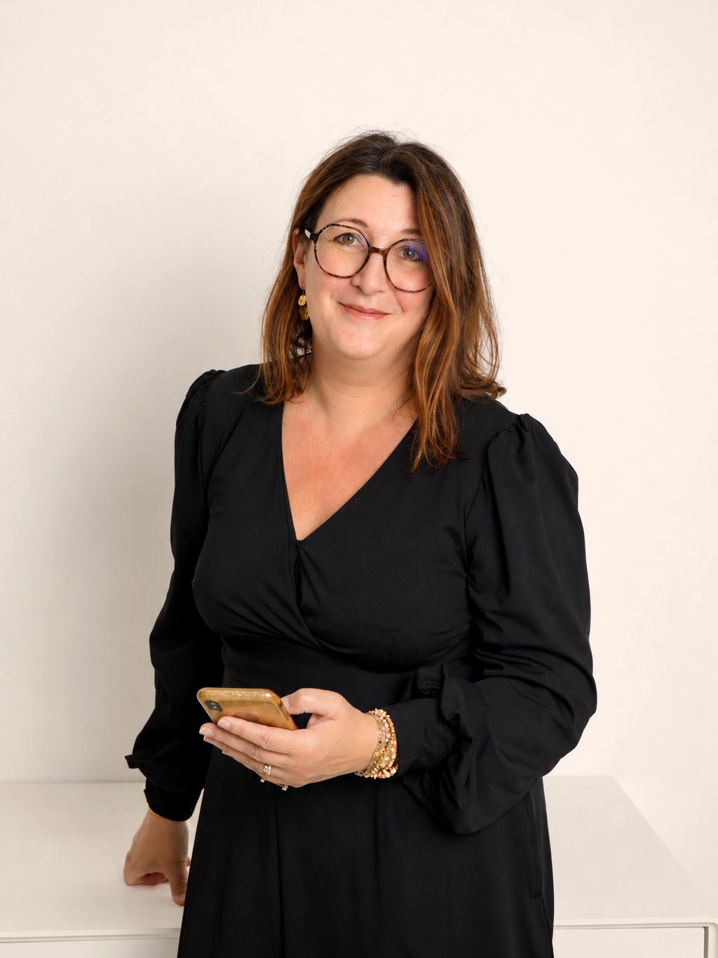 Marie-Charlotte Gorenflot, souriante, téléphone à la main
